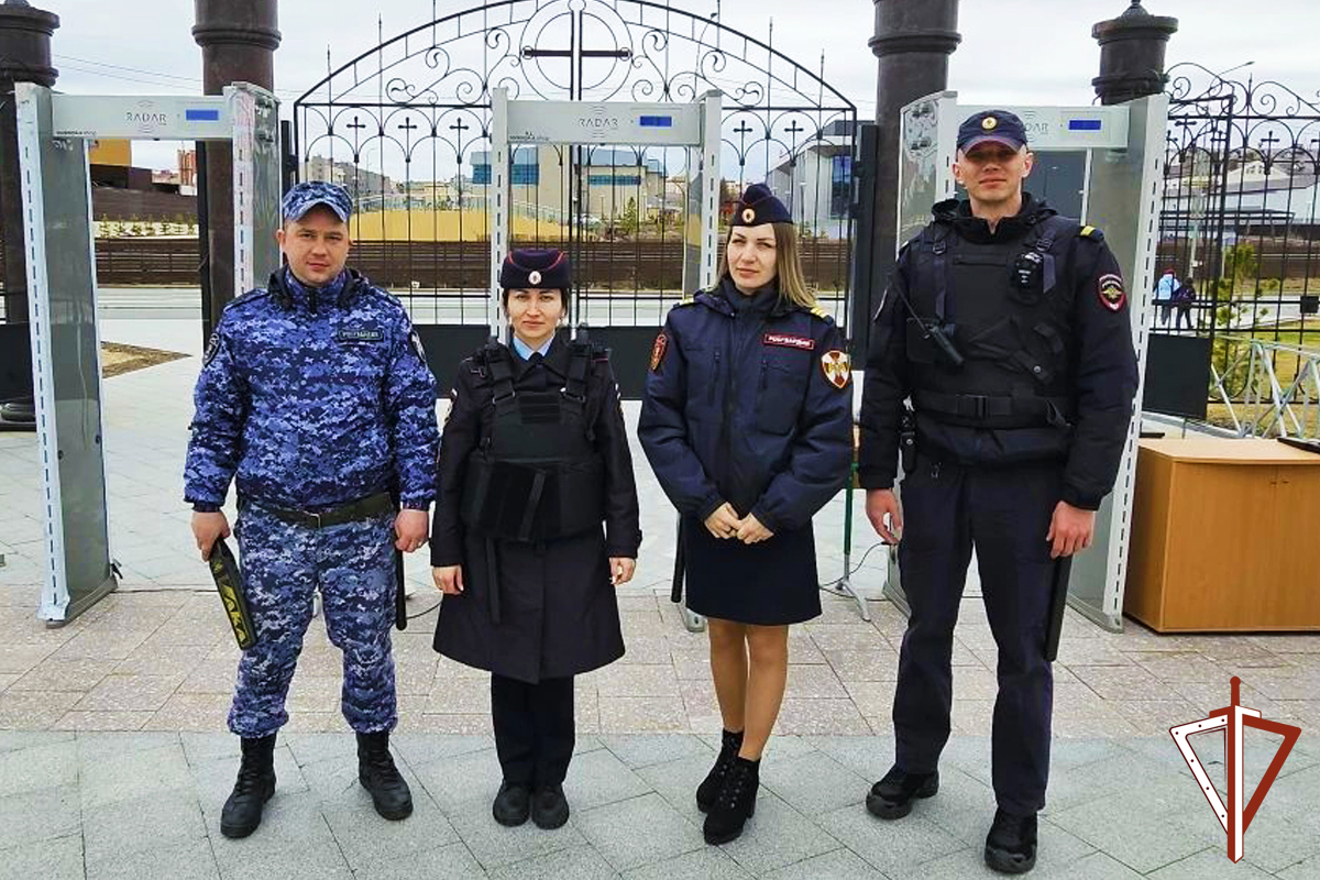 На Ямале сотрудники Росгвардии обеспечили порядок на последних звонках и праздновании Курбан-байрама