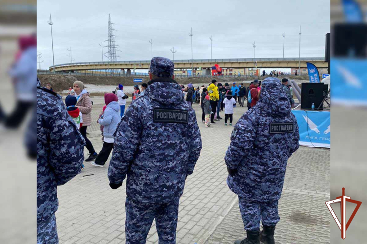 Росгвардия обеспечила безопасность на юбилейном Всероссийском полумарафоне в Новом Уренгое