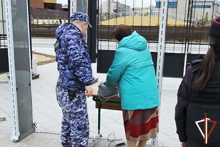 На Ямале сотрудники Росгвардии обеспечили порядок на последних звонках и праздновании Курбан-байрама