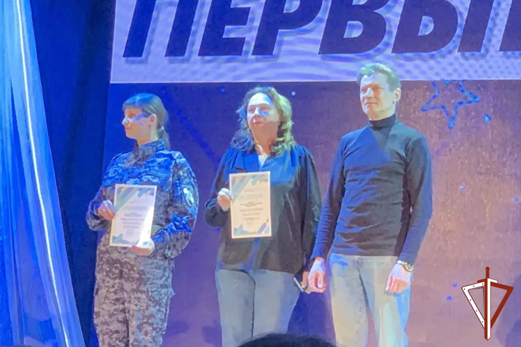 На Ямале сотрудницу вневедомственной охраны Росгвардии наградили за патриотическое воспитание подрастающего поколения