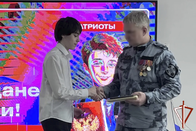 На Ямале офицеры ОМОН Росгвардии приняли участие в торжественном вручении первых паспортов