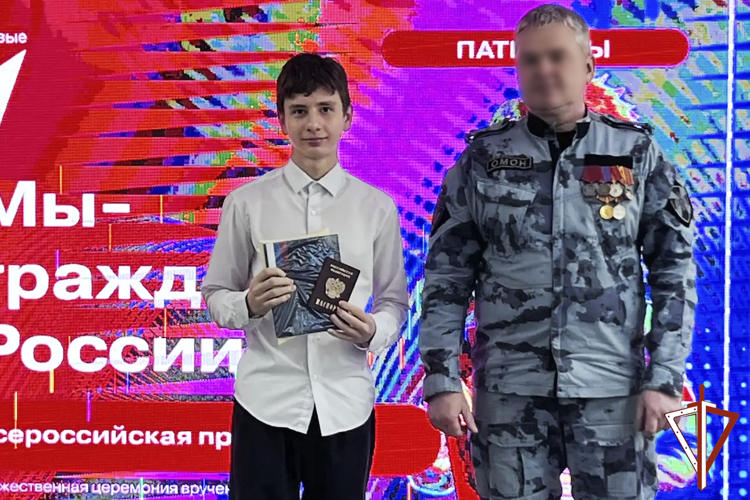 На Ямале офицеры ОМОН Росгвардии приняли участие в торжественном вручении первых паспортов