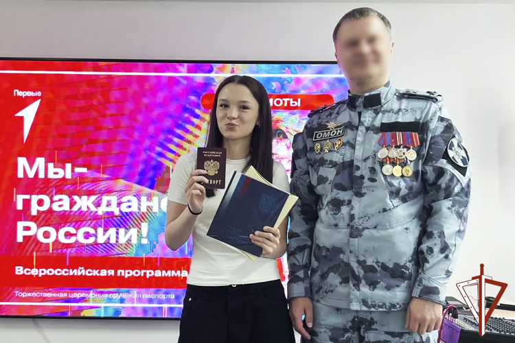 На Ямале офицеры ОМОН Росгвардии приняли участие в торжественном вручении первых паспортов