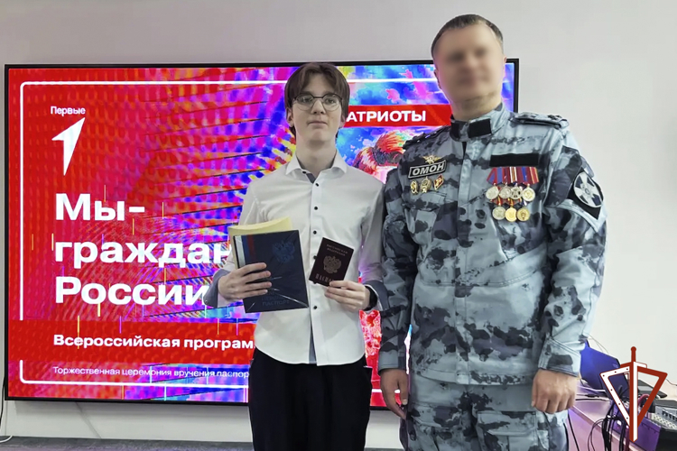 На Ямале офицеры ОМОН Росгвардии приняли участие в торжественном вручении первых паспортов