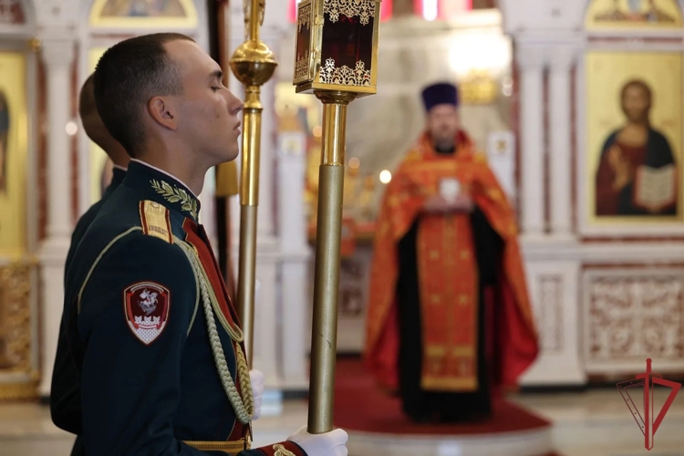 Благодарственный молебен с крестным ходом состоялся в Главном храме Росгвардии в преддверии Дня Победы (видео)