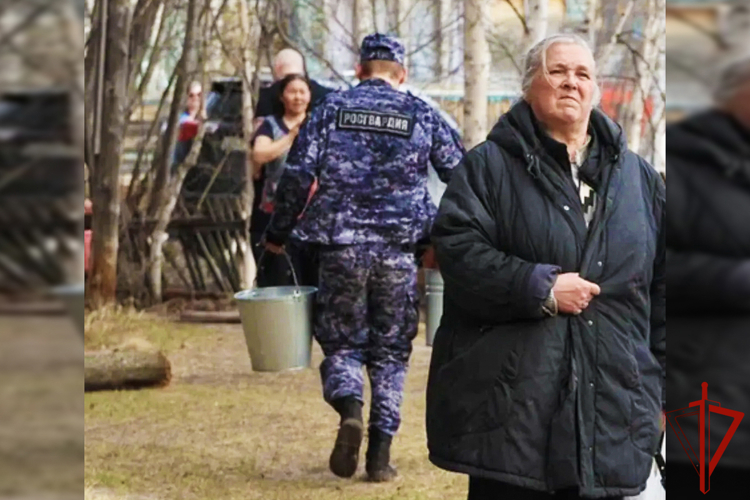 На Ямале сотрудники вневедомственной охраны Росгвардии помогли эвакуировать граждан при пожаре (видео)