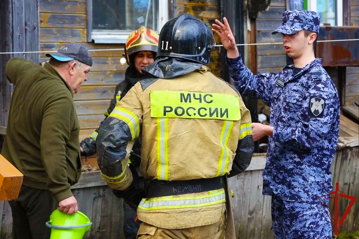 На Ямале сотрудники вневедомственной охраны Росгвардии помогли эвакуировать граждан при пожаре
