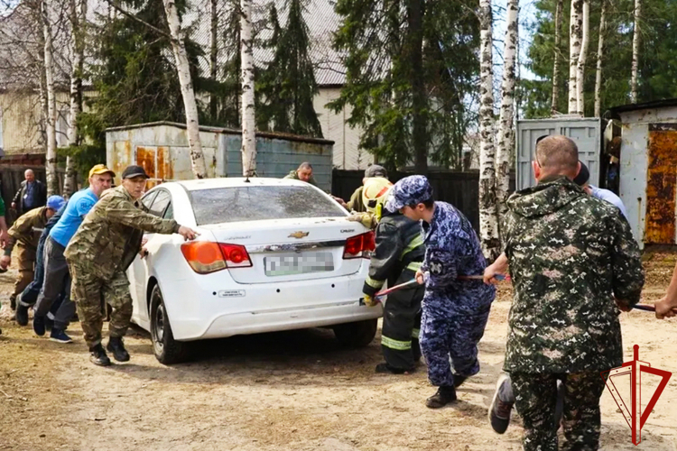 На Ямале сотрудники вневедомственной охраны Росгвардии помогли эвакуировать граждан при пожаре (видео)