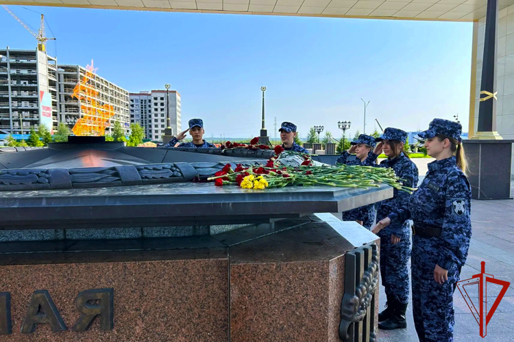 На Ямале росгвардейцы почтили память героев-подпольщиков