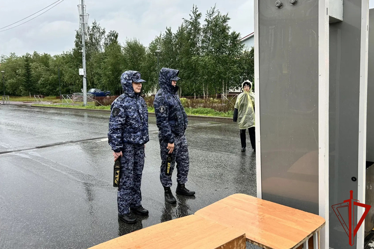 На Ямале Росгвардия обеспечила безопасность на школьных выпускных и Дне молодёжи