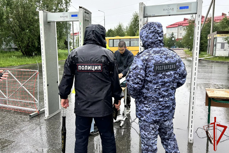 На Ямале Росгвардия обеспечила безопасность на школьных выпускных и Дне молодёжи