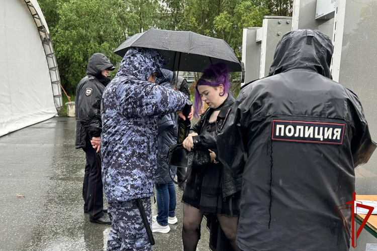На Ямале Росгвардия обеспечила безопасность на школьных выпускных и Дне молодёжи