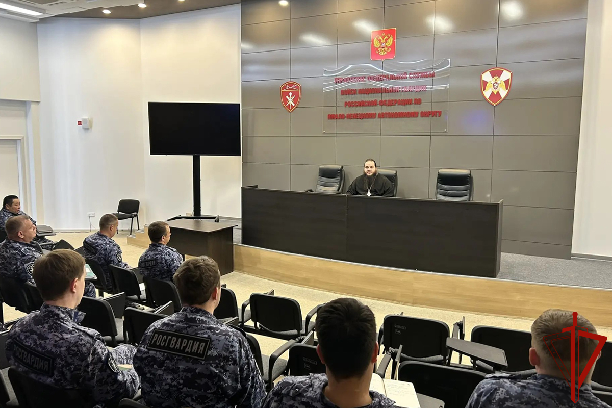 На Ямале сотрудники и военнослужащие Росгвардии провели встречу со священнослужителем ко Дню семьи, любви и верности