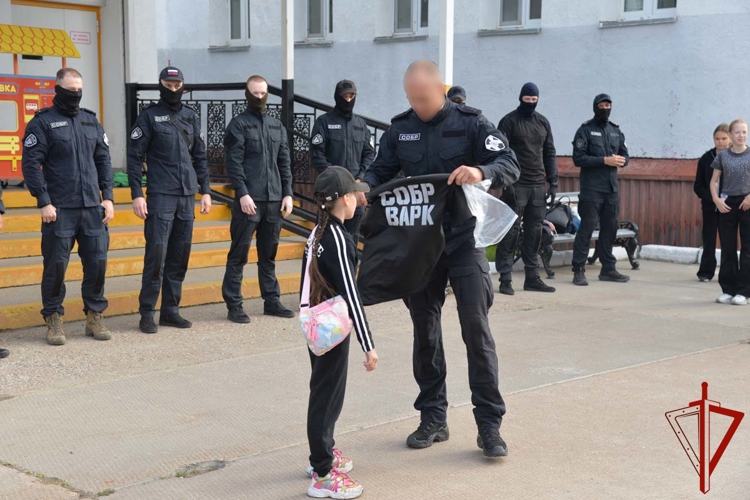 Сотрудники СОБР «Варк» провели «Зарядку с Росгвардией» для школьников Салехарда