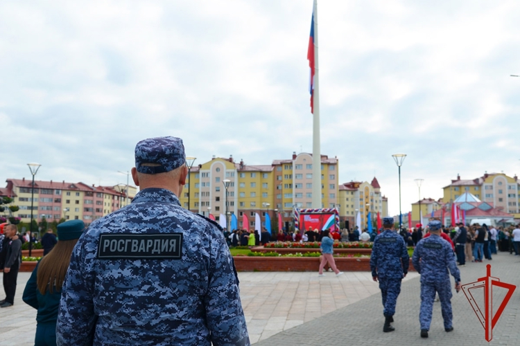 На Ямале росгвардейцы приняли участие в праздновании Дня Государственного флага 