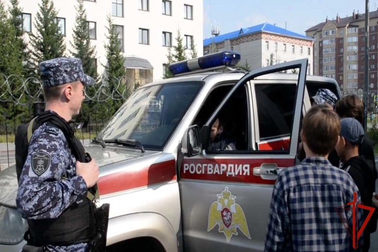 Росгвардейцы рассказали школьникам Ямала о войсках правопорядка 