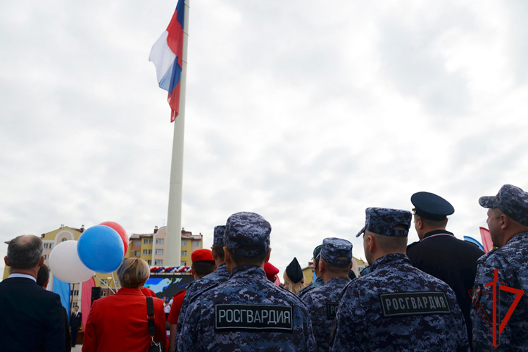 На Ямале росгвардейцы приняли участие в праздновании Дня Государственного флага 