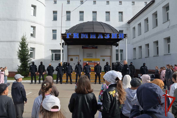 Сотрудники СОБР «Варк» провели «Зарядку с Росгвардией» для школьников Салехарда