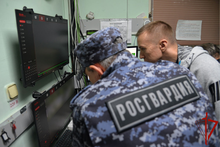 Росгвардия проверяет готовность образовательных учреждений Ямала к новому учебному году