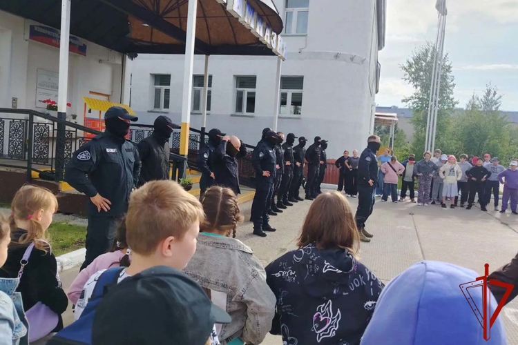 Сотрудники СОБР «Варк» провели «Зарядку с Росгвардией» для школьников Салехарда