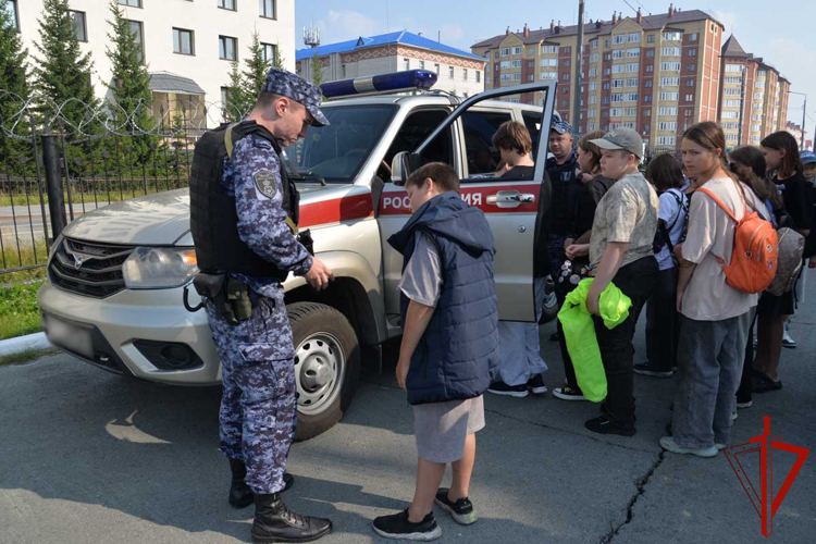 Росгвардейцы рассказали школьникам Ямала о войсках правопорядка 