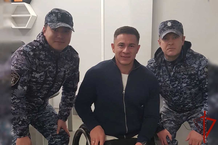 В Новом Уренгое росгвардейцы встретились с олимпийским чемпионом Артуром Далалояном и рекордсменом мира Рустамом Набиевым
