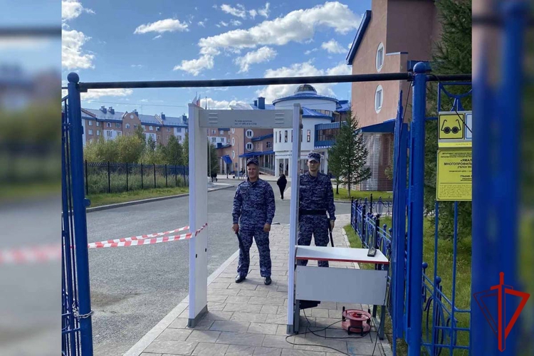 Росгвардия приняла участие в обеспечении безопасности праздничных мероприятиях ко Дню знаний на Ямале