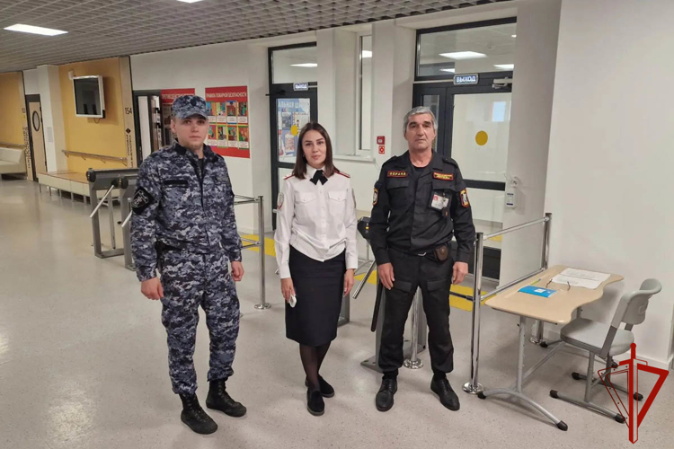 Росгвардия приняла участие в обеспечении безопасности праздничных мероприятиях ко Дню знаний на Ямале