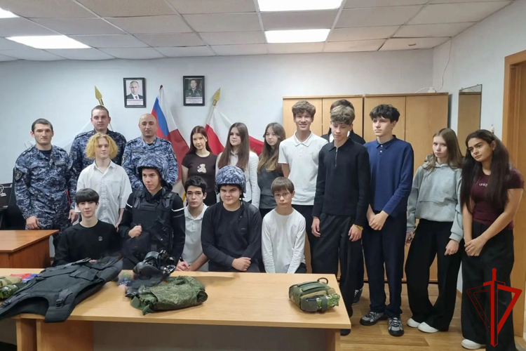 На Ямале сотрудники Росгвардии познакомили школьников со службой во вневедомственной охране