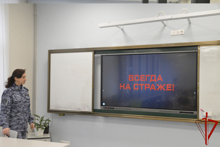 В преддверии Дня вневедомственной охраны росгвардейцы провели профориентационный урок для школьников Салехарда
