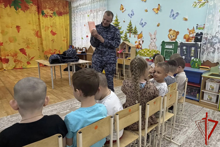 В преддверии Дня вневедомственной охраны росгвардейцы рассказали о службе юным жителям Ямала