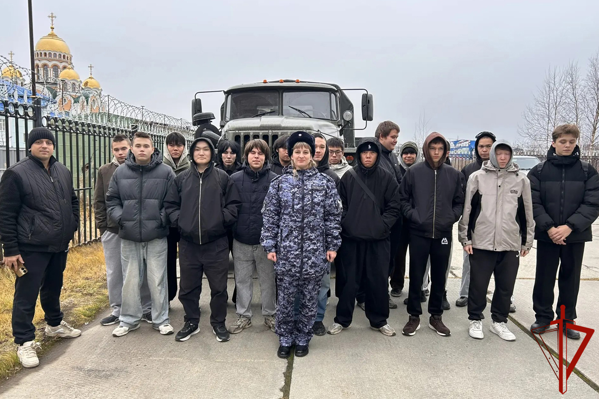 В Салехарде сотрудники вневедомственной охраны провели День открытых дверей для студентов