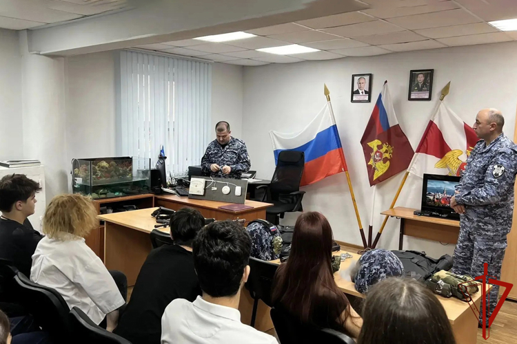 На Ямале сотрудники Росгвардии познакомили школьников со службой во вневедомственной охране