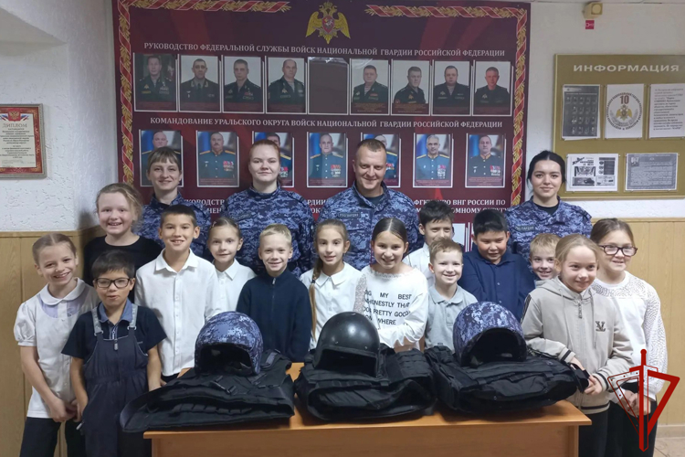 В Салехарде росгвардейцы провели экскурсию для подшефного класса