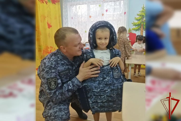 В преддверии Дня вневедомственной охраны росгвардейцы рассказали о службе юным жителям Ямала